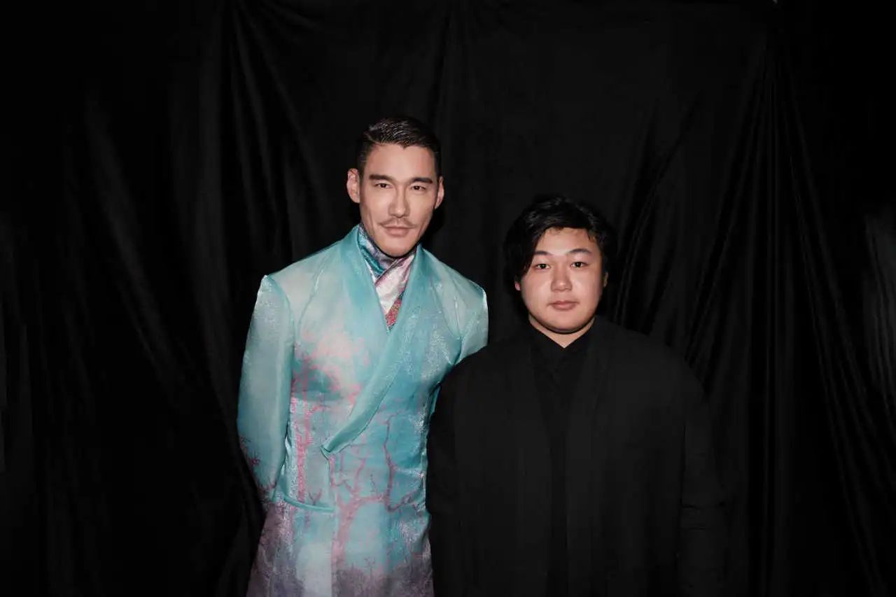 東方美學(xué)潤T臺(tái)，國風(fēng)時(shí)尚卷津城&mdash;&mdash;中國首席超模胡兵驚艷亮相抵羊&middot;2024天津時(shí)裝周