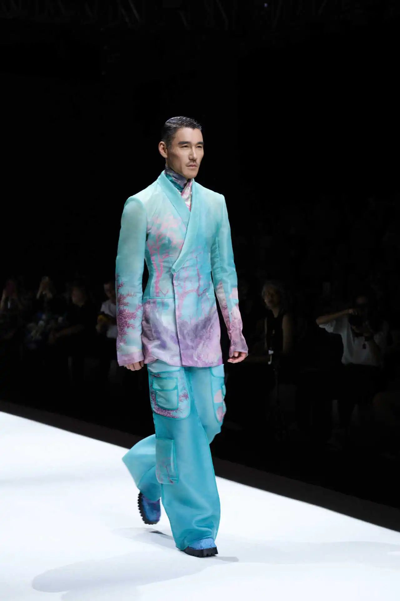 東方美學(xué)潤T臺(tái)，國風(fēng)時(shí)尚卷津城&mdash;&mdash;中國首席超模胡兵驚艷亮相抵羊&middot;2024天津時(shí)裝周