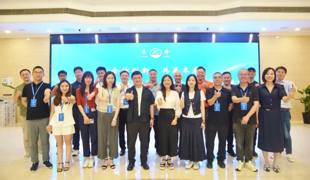 協(xié)同創(chuàng)新、共謀戶外運(yùn)動(dòng)服裝新未來，東隆集團(tuán)成功舉辦2024戶外運(yùn)動(dòng)面料/填充原料推介會(huì)！