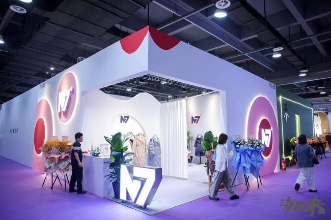 掀動(dòng)秋冬風(fēng)潮 領(lǐng)航時(shí)尚巨輪 第三十一屆海寧中國(guó)皮革博覽會(huì)開(kāi)幕