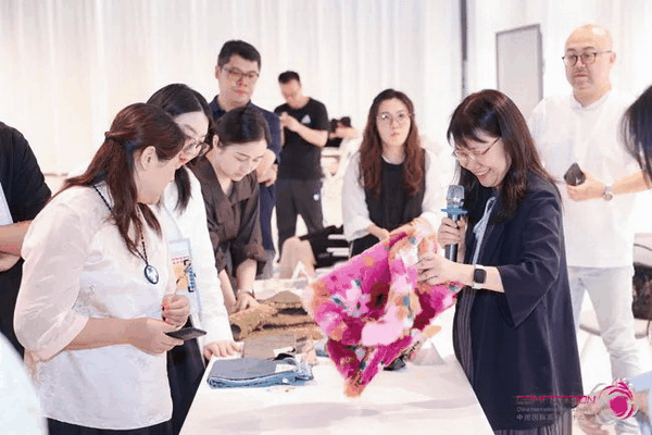 中國流行面料如何煥新當代設計？聯動雅瑩集團，這場評審會為好創(chuàng)意持續(xù)加碼