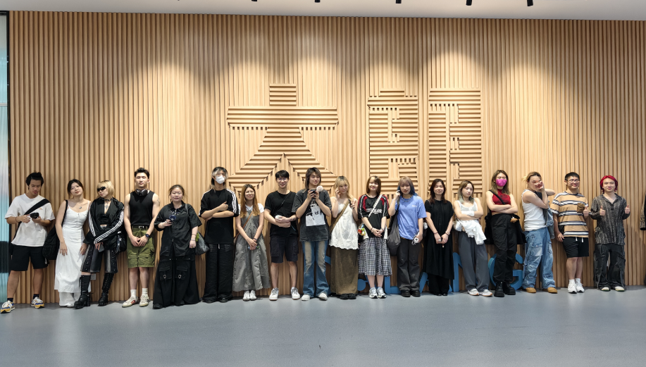 香港知專設(shè)計學(xué)院“灣區(qū)探索行—針織啟航”活動走進(jìn)東莞大朗