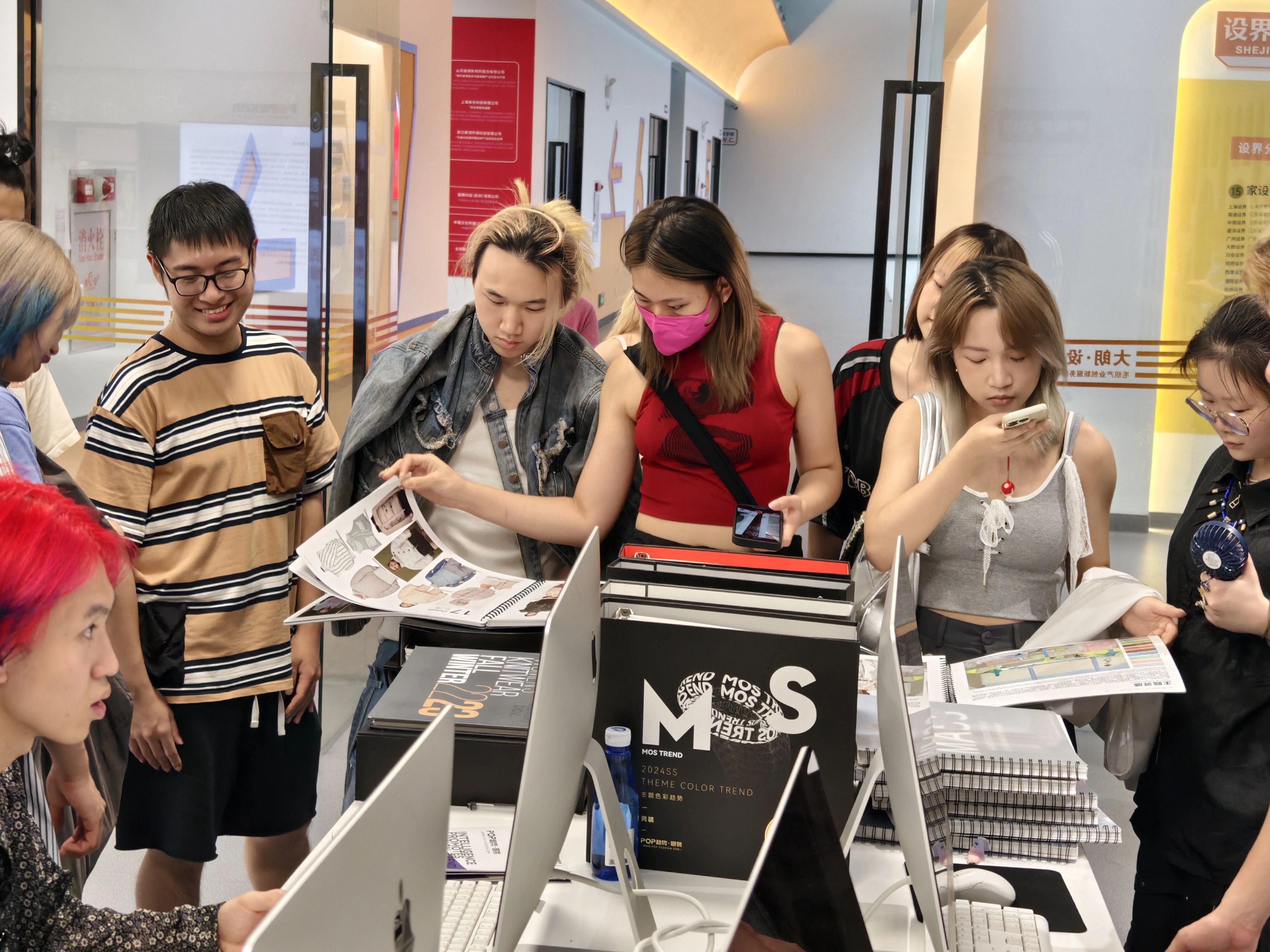 香港知專設(shè)計學(xué)院“灣區(qū)探索行—針織啟航”活動走進(jìn)東莞大朗