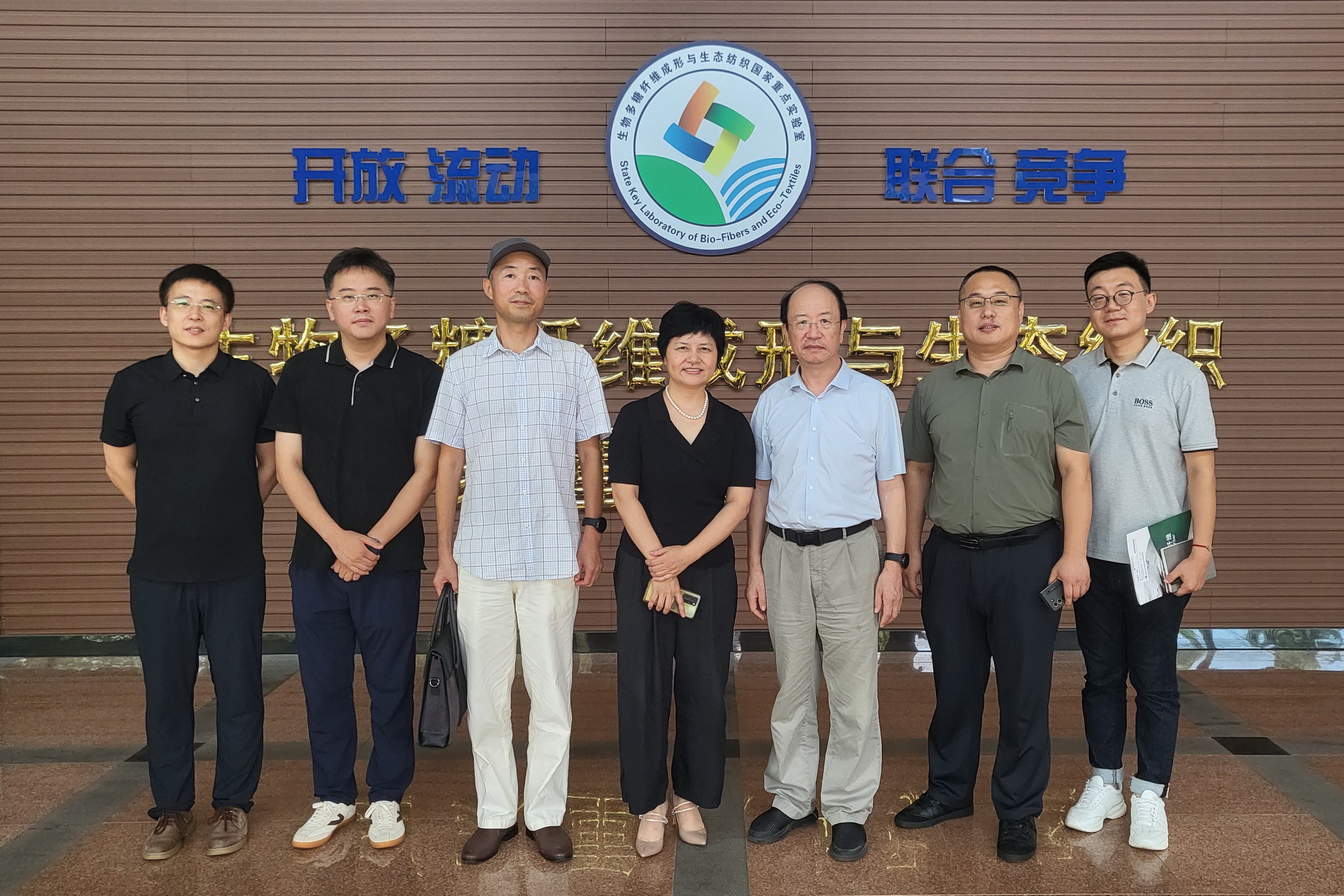 家紡升級(jí)，纖維先行--中國(guó)家用紡織品行業(yè)協(xié)會(huì)朱曉紅會(huì)長(zhǎng)一行來青調(diào)研