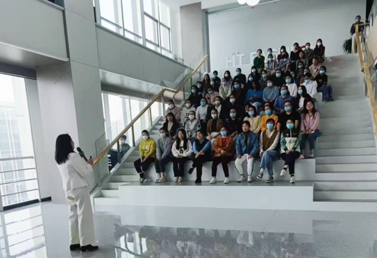 《鴻天集團(tuán)：積極實(shí)踐以人為本的家庭友好政策》