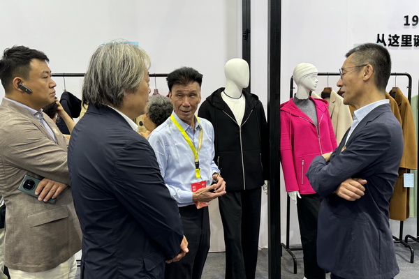 輕奢時尚 舒適休閑-- 昭奈華裕首推戶外運(yùn)動型雙面手工大衣系列,拓寬內(nèi)銷渠道