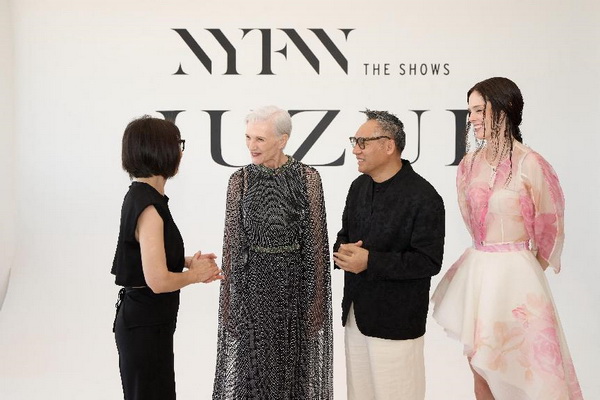 玖姿JUZUI創(chuàng)意總監(jiān)王陶2025春夏紐約時(shí)裝周&ldquo;盛開(kāi)&rdquo;花樣新中式