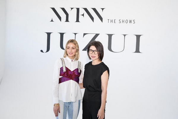 玖姿JUZUI創(chuàng)意總監(jiān)王陶2025春夏紐約時(shí)裝周&ldquo;盛開(kāi)&rdquo;花樣新中式