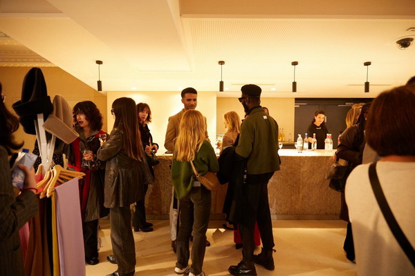 乘風(fēng)馭海，踏浪而升，鄂爾多斯市羊絨時(shí)尚日強(qiáng)勢(shì)登陸巴黎時(shí)裝周