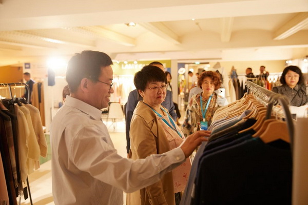 乘風(fēng)馭海，踏浪而升，鄂爾多斯市羊絨時(shí)尚日強(qiáng)勢(shì)登陸巴黎時(shí)裝周