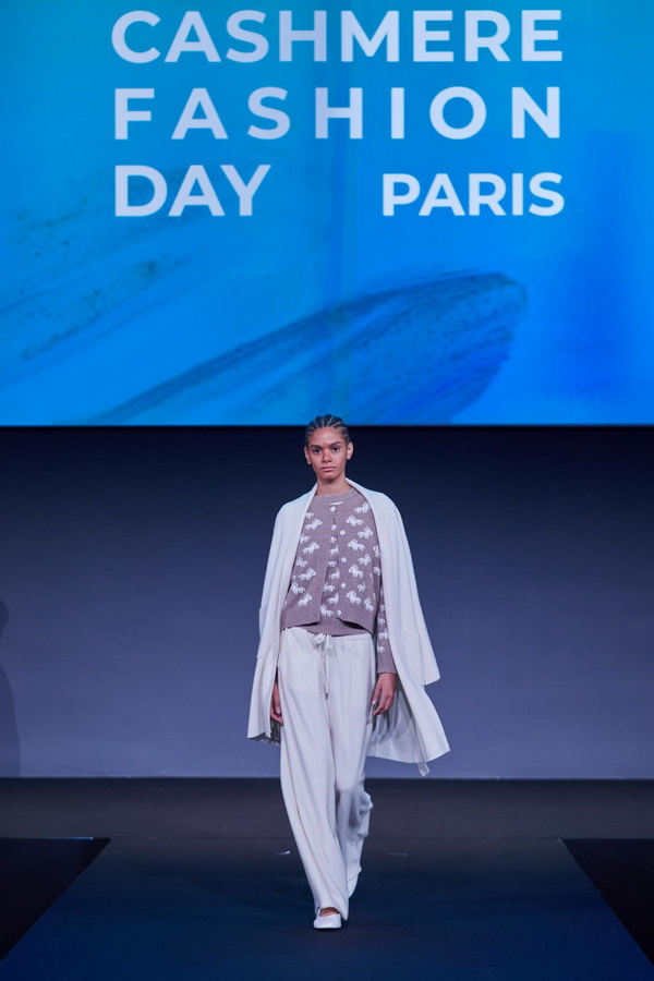 乘風(fēng)馭海，踏浪而升，鄂爾多斯市羊絨時(shí)尚日強(qiáng)勢(shì)登陸巴黎時(shí)裝周