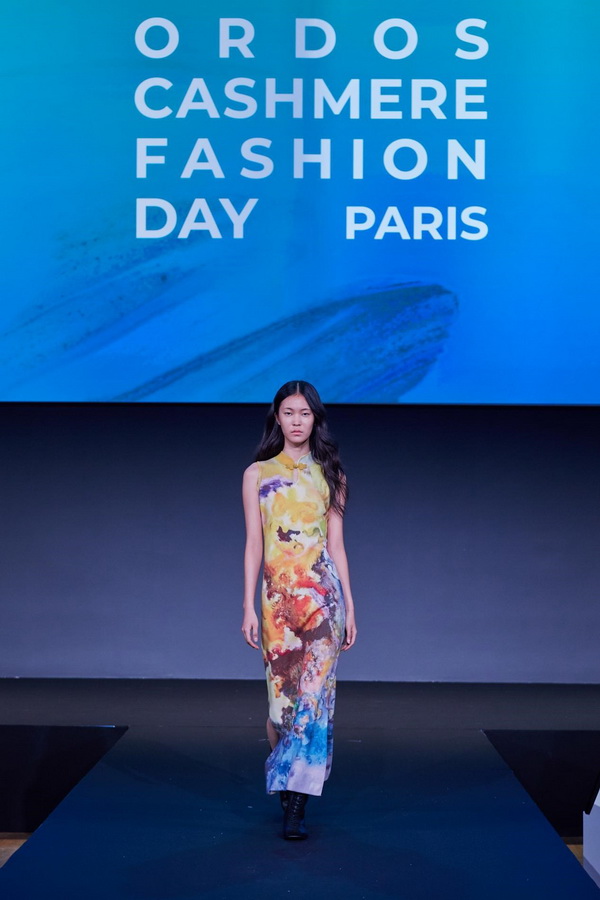 乘風(fēng)馭海，踏浪而升，鄂爾多斯市羊絨時(shí)尚日強(qiáng)勢(shì)登陸巴黎時(shí)裝周