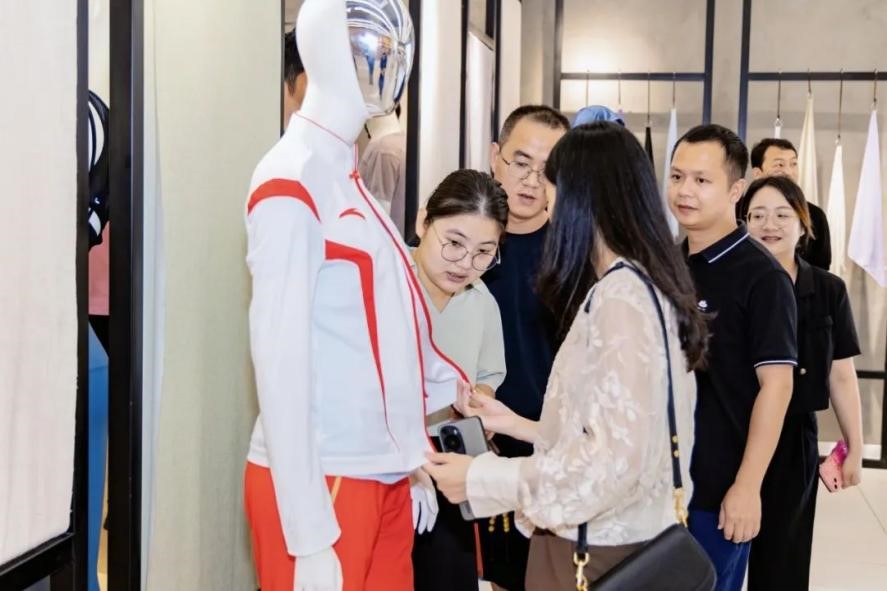 引領(lǐng)時(shí)尚運(yùn)動產(chǎn)業(yè)新風(fēng)尚，灣區(qū)時(shí)尚企業(yè)益企行暨招商會圓滿落幕