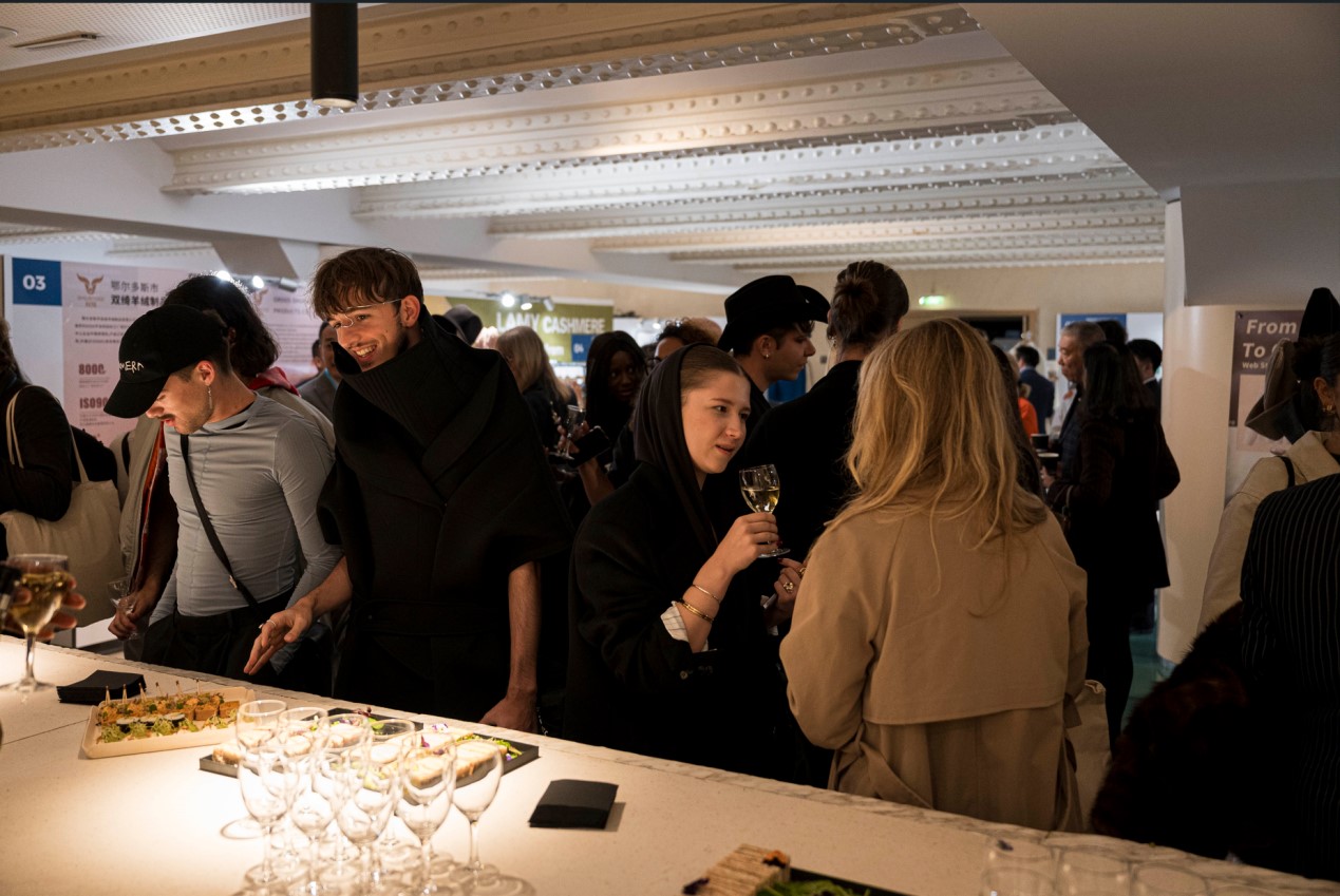 從中國黃河之濱到世界時尚之都：鄂爾多斯市羊絨在巴黎和米蘭大放異彩