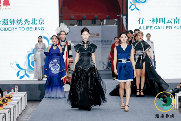 &ldquo;有一種叫云南的生活&middot;非遺彝繡秀北京&rdquo;活動(dòng),在北京鐘鼓樓舉行