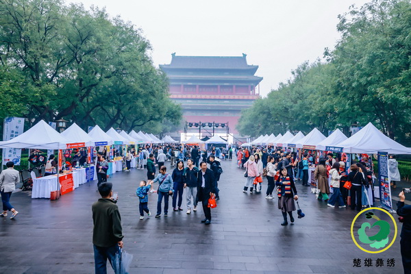 &ldquo;有一種叫云南的生活&middot;非遺彝繡秀北京&rdquo;活動(dòng),在北京鐘鼓樓舉行