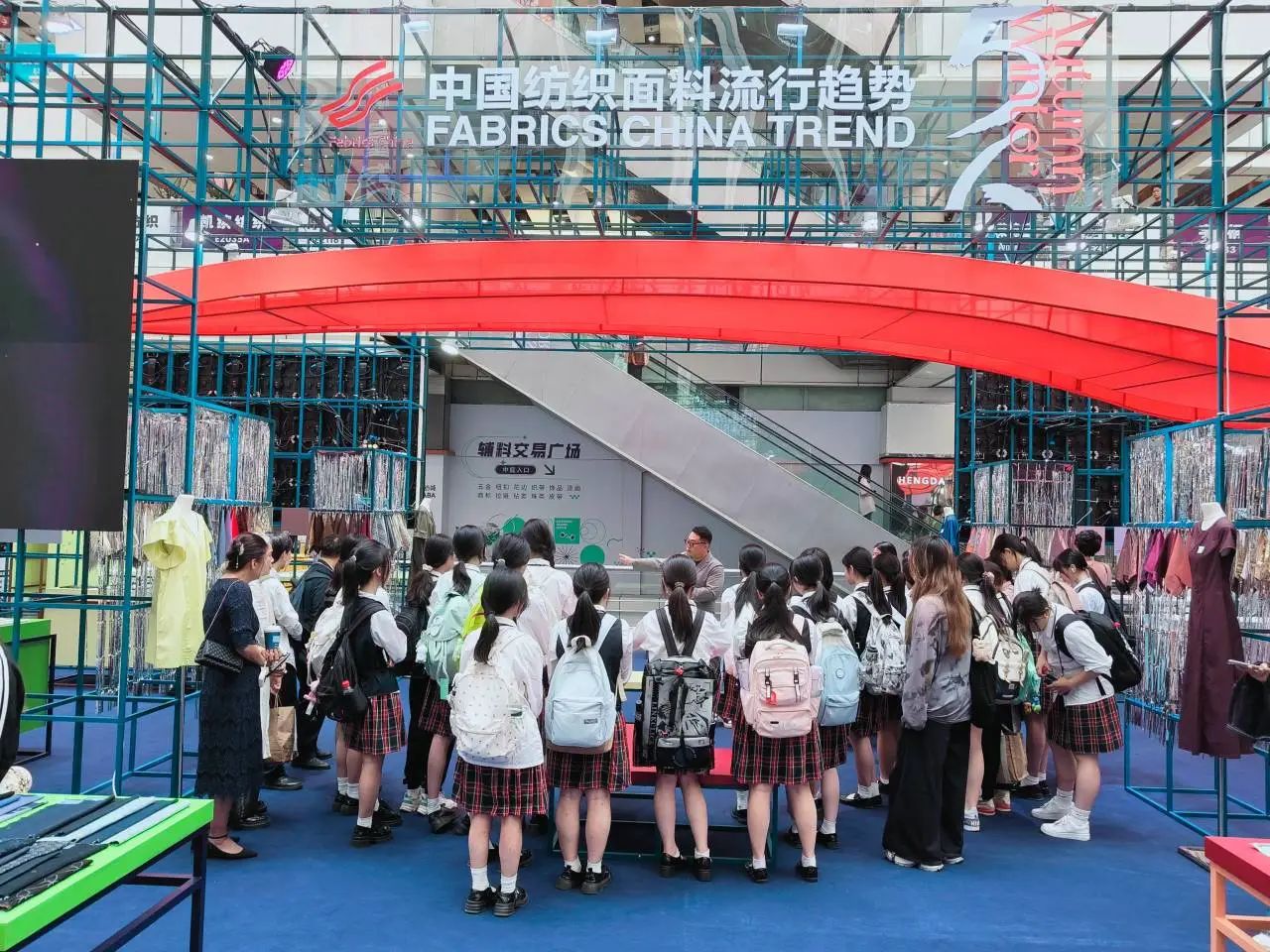 釋放靈感，引領潮流！2025/26秋冬中國紡織面輔料流行趨勢在廣州國際輕紡城精彩發(fā)布！