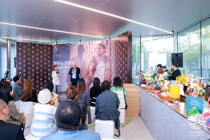 國際毛皮協(xié)會IFF定制禮物來襲，是時尚博主們整個愛住的天然皮草單品！