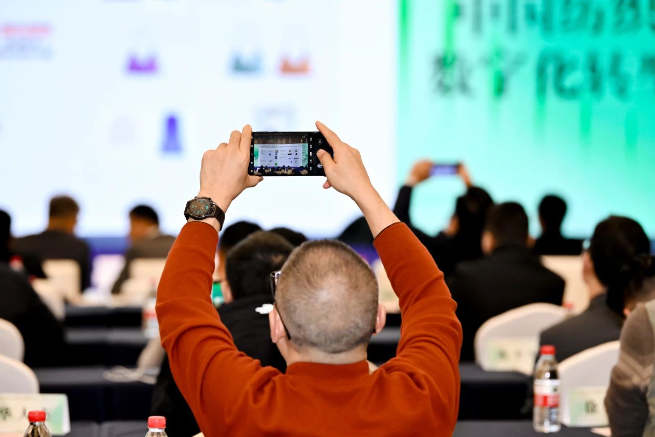 &ldquo;數(shù)實(shí)融合  織造未來&rdquo;--第一屆中國(guó)紡織行業(yè)數(shù)字化轉(zhuǎn)型大會(huì)在紹興柯橋舉行