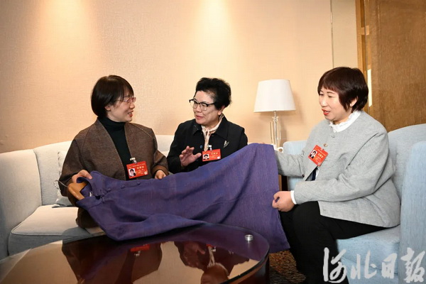 創(chuàng)新不停步  非遺潮起來(lái)！原村土布引河北省人大代表&ldquo;圍觀&rdquo;