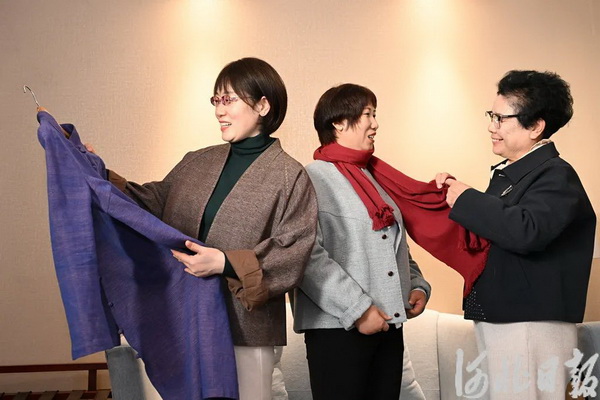 創(chuàng)新不停步  非遺潮起來(lái)！原村土布引河北省人大代表&ldquo;圍觀&rdquo;