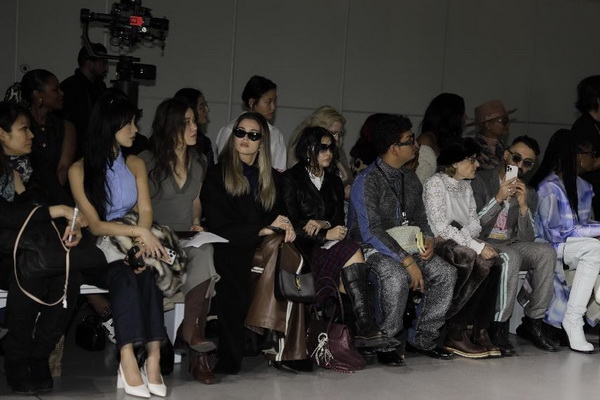 玖姿JUZUI品牌在2025秋冬紐約時裝周發(fā)布的新聞上了美國《華爾街日報》的頭條！