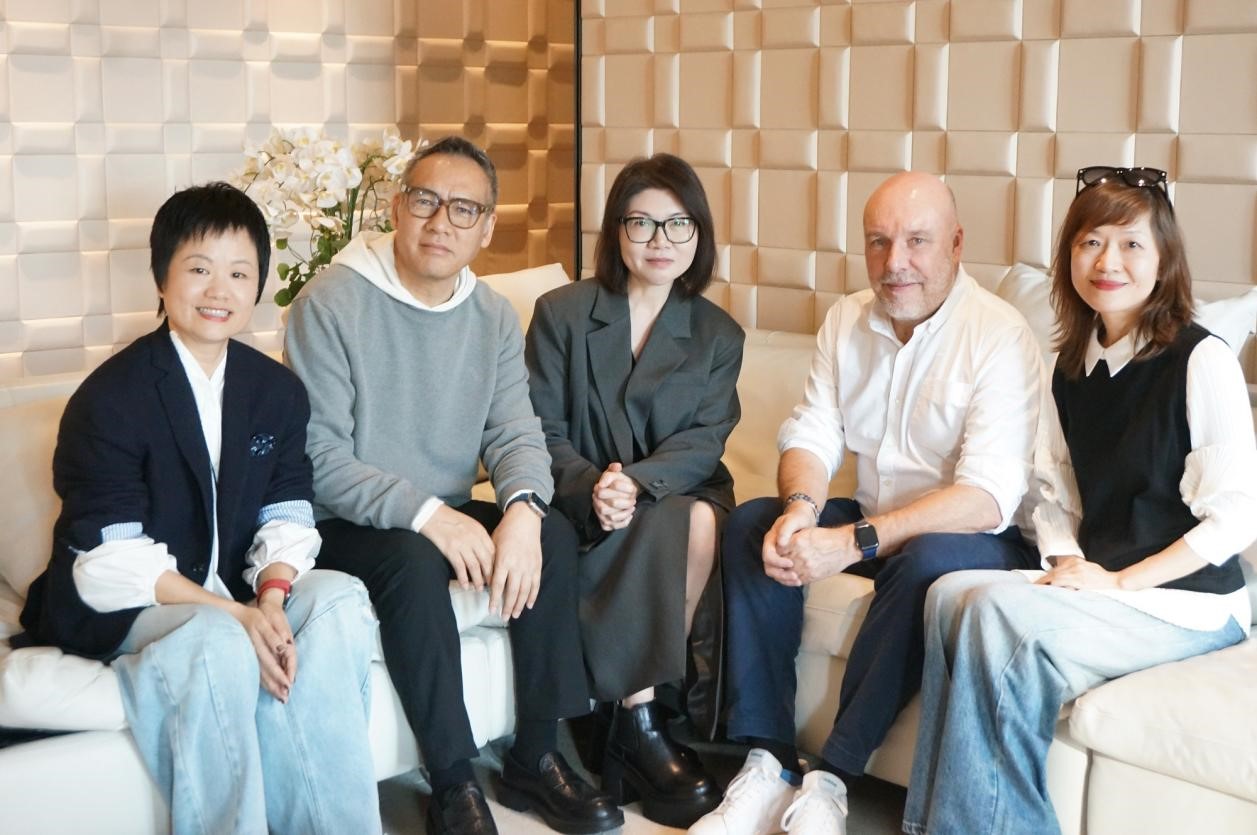  攜手玖姿JUZUI創(chuàng)意總監(jiān)王陶Taoray Wang 老錢皮草紐約時(shí)裝周成新貴