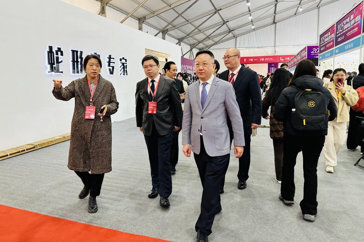智造織就未來，錦韻潮動(dòng)全球！2025海寧春季家博會(huì)今日啟幕