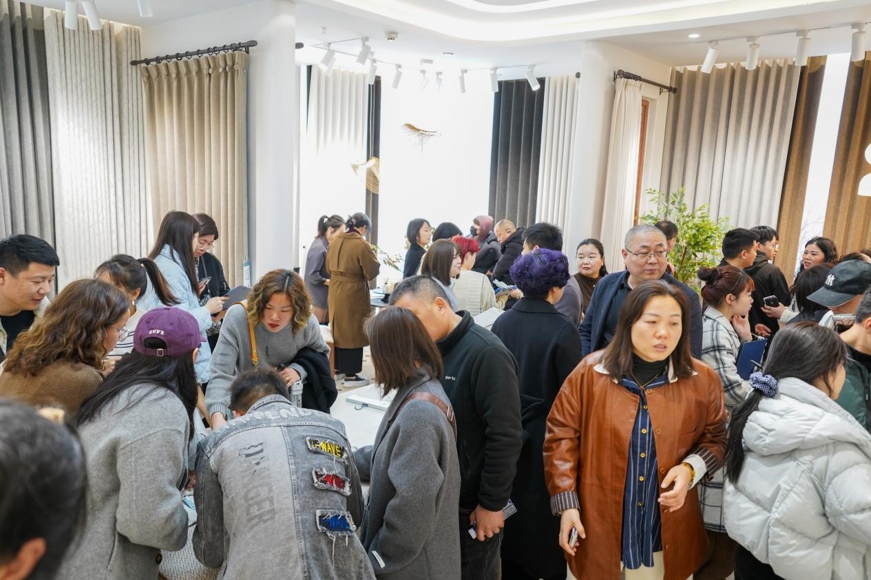 智造織就未來，錦韻潮動(dòng)全球！2025海寧春季家博會(huì)今日啟幕