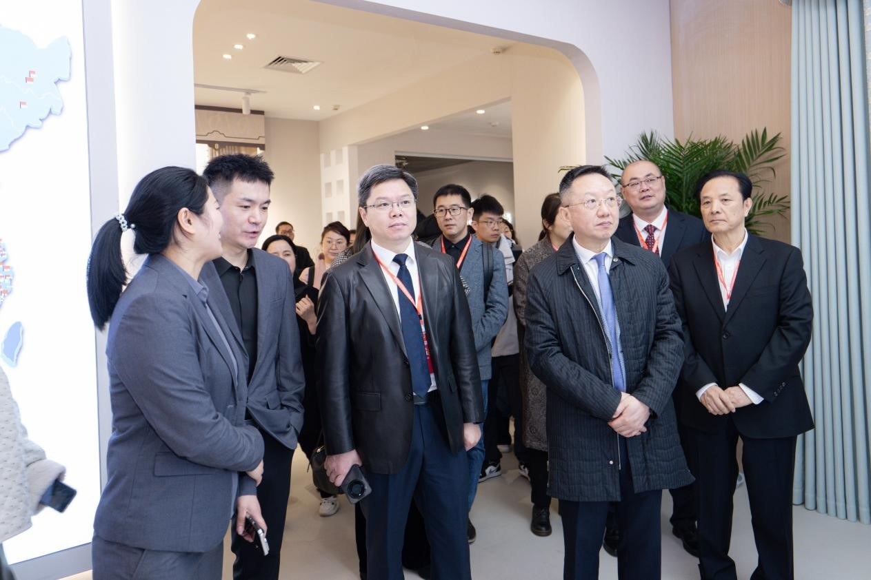 智造織就未來，錦韻潮動(dòng)全球！2025海寧春季家博會(huì)今日啟幕