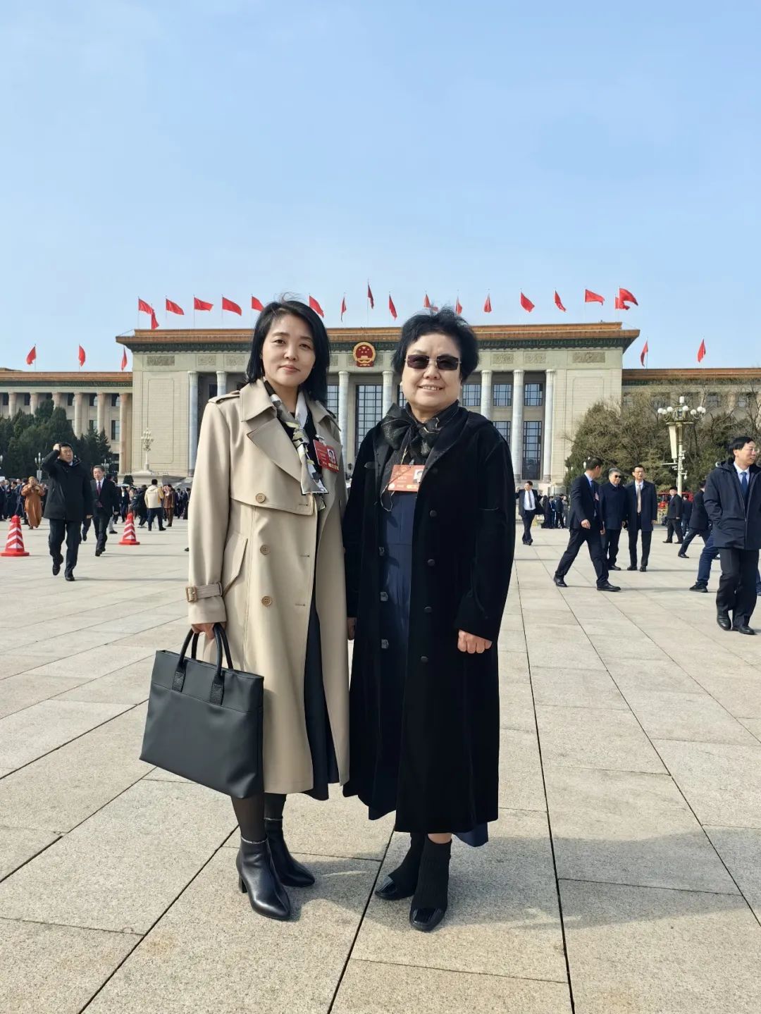 3月3日上午，出席十四屆全國人大三次會(huì)議的駐冀全國人大代表和出席全國政協(xié)十四屆三次會(huì)議的住冀全國政協(xié)委員從石家莊啟程赴京。石家莊&ldquo;紡織人&rdquo;贊皇縣原村土布專業(yè)合作社理事長崔雪琴和石家莊常山恒新紡織有限公司恒盛分公司織造車間教檢工馮麗朝隨河北代表團(tuán)一同赴京報(bào)到。3月4日，崔雪琴、馮麗朝兩位石家莊&ldquo;紡織人&rdquo;同來自全國各地的全國人大代表一道步入了北京人民大會(huì)堂，共同參加十四屆全國人大三次會(huì)議預(yù)備會(huì)議。會(huì)前崔雪琴、馮麗朝在人民大會(huì)堂外合影，留下了珍貴的紀(jì)念。會(huì)前，崔雪琴、馮麗朝結(jié)合各自工作實(shí)際和熟悉領(lǐng)域，深入基層開展調(diào)查研究，精心準(zhǔn)備議案建議。赴京參會(huì)途中，她倆圍繞京津冀協(xié)同發(fā)展、民營經(jīng)濟(jì)、新質(zhì)生產(chǎn)力、鄉(xiāng)村振興等普遍關(guān)注的問題與同行的代表委員展開熱烈討論。到達(dá)駐地，她倆立即投入會(huì)前緊張的準(zhǔn)備工作，繼續(xù)修改認(rèn)真準(zhǔn)備好的建議。崔雪琴崔雪琴帶來了《關(guān)于倡導(dǎo)國人穿國風(fēng)服飾 弘揚(yáng)國風(fēng)服飾文化 推動(dòng)民族服裝產(chǎn)業(yè)振興的建議》。馮麗朝馮麗朝帶來了《關(guān)于進(jìn)一步加強(qiáng)發(fā)揮勞模工匠引領(lǐng)作用的建議》。全國人大代表崔雪琴、馮麗朝這兩位石家莊優(yōu)秀紡織人，共赴春天之約，共盡代表職責(zé)。