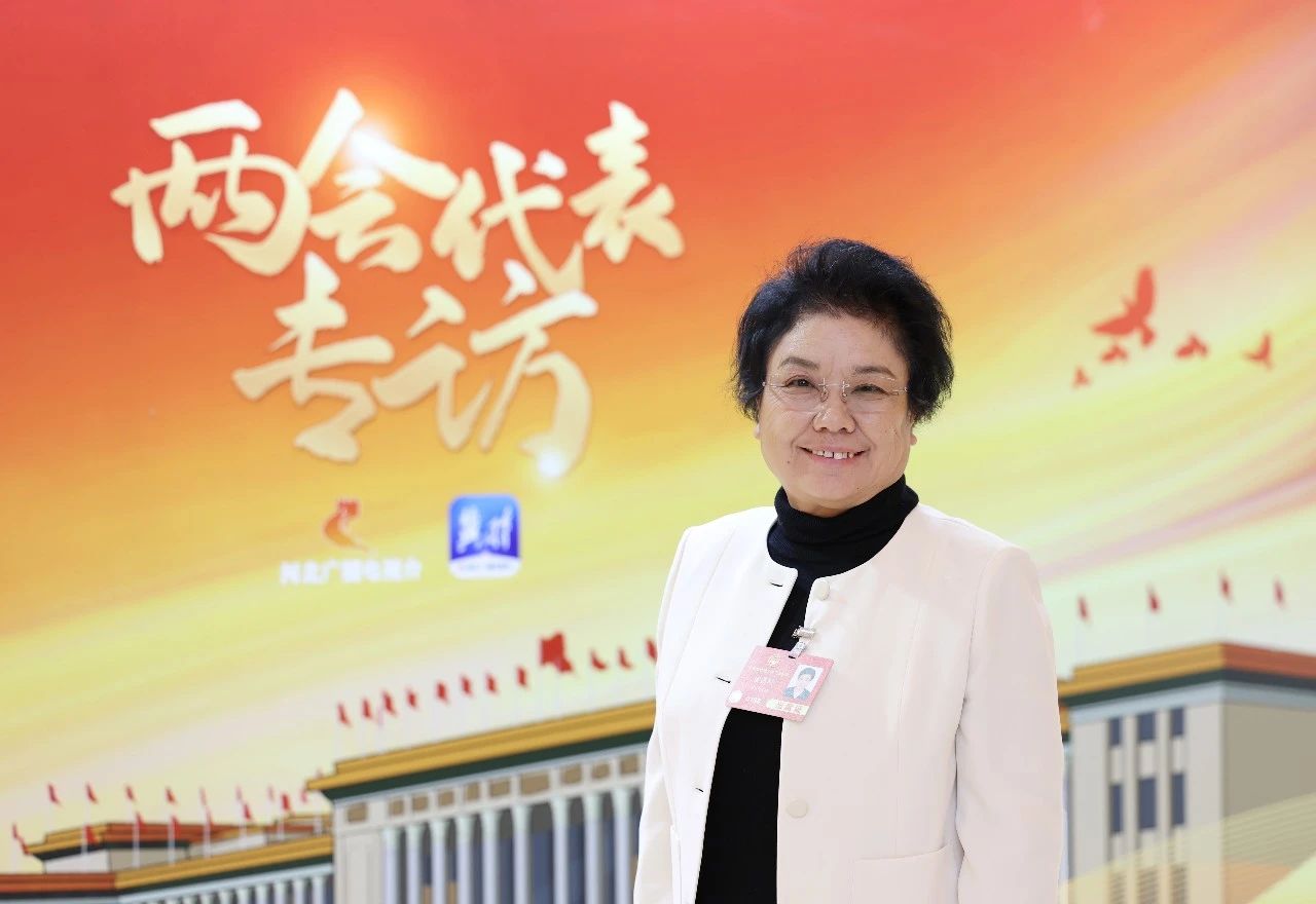 3月3日上午，出席十四屆全國人大三次會(huì)議的駐冀全國人大代表和出席全國政協(xié)十四屆三次會(huì)議的住冀全國政協(xié)委員從石家莊啟程赴京。石家莊&ldquo;紡織人&rdquo;贊皇縣原村土布專業(yè)合作社理事長崔雪琴和石家莊常山恒新紡織有限公司恒盛分公司織造車間教檢工馮麗朝隨河北代表團(tuán)一同赴京報(bào)到。3月4日，崔雪琴、馮麗朝兩位石家莊&ldquo;紡織人&rdquo;同來自全國各地的全國人大代表一道步入了北京人民大會(huì)堂，共同參加十四屆全國人大三次會(huì)議預(yù)備會(huì)議。會(huì)前崔雪琴、馮麗朝在人民大會(huì)堂外合影，留下了珍貴的紀(jì)念。會(huì)前，崔雪琴、馮麗朝結(jié)合各自工作實(shí)際和熟悉領(lǐng)域，深入基層開展調(diào)查研究，精心準(zhǔn)備議案建議。赴京參會(huì)途中，她倆圍繞京津冀協(xié)同發(fā)展、民營經(jīng)濟(jì)、新質(zhì)生產(chǎn)力、鄉(xiāng)村振興等普遍關(guān)注的問題與同行的代表委員展開熱烈討論。到達(dá)駐地，她倆立即投入會(huì)前緊張的準(zhǔn)備工作，繼續(xù)修改認(rèn)真準(zhǔn)備好的建議。崔雪琴崔雪琴帶來了《關(guān)于倡導(dǎo)國人穿國風(fēng)服飾 弘揚(yáng)國風(fēng)服飾文化 推動(dòng)民族服裝產(chǎn)業(yè)振興的建議》。馮麗朝馮麗朝帶來了《關(guān)于進(jìn)一步加強(qiáng)發(fā)揮勞模工匠引領(lǐng)作用的建議》。全國人大代表崔雪琴、馮麗朝這兩位石家莊優(yōu)秀紡織人，共赴春天之約，共盡代表職責(zé)。