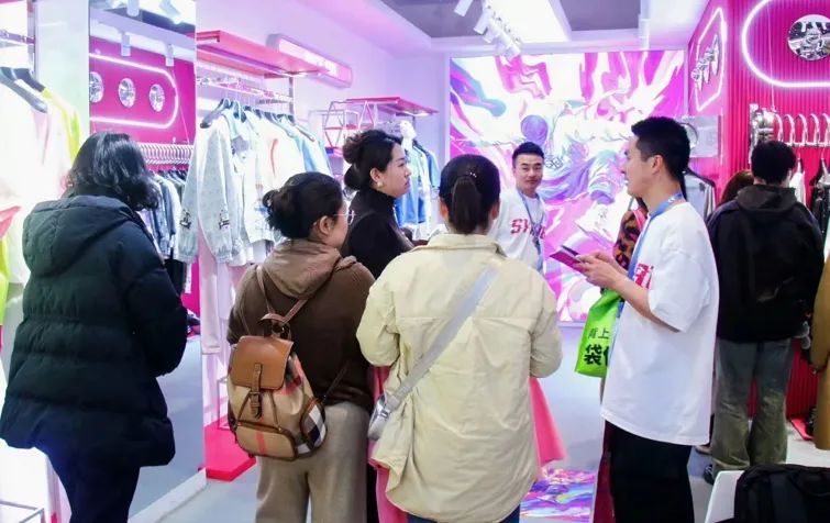 銀基廣場(chǎng)攜六大原創(chuàng)品牌亮相CHIC2025（春季），展現(xiàn)中部地區(qū)時(shí)尚力量