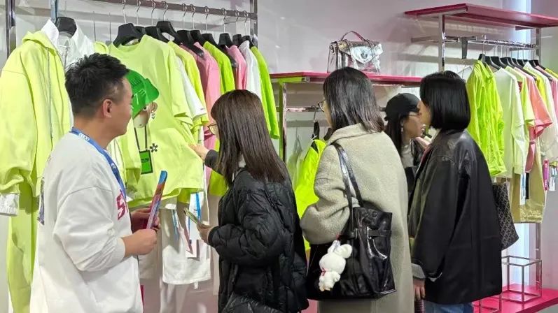 銀基廣場(chǎng)攜六大原創(chuàng)品牌亮相CHIC2025（春季），展現(xiàn)中部地區(qū)時(shí)尚力量