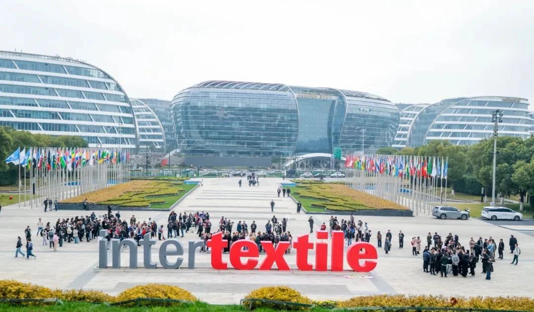 3月13日，為期三天的2025intertextile春夏面輔料展在國(guó)家會(huì)展中心（上海）圓滿落幕。本屆博覽會(huì)以近19萬平方米總展出面積，匯聚來自全球24個(gè)國(guó)家和地區(qū)的超3100家參展商。從源頭為紡織行業(yè)高質(zhì)量發(fā)展注入信心與動(dòng)能，展示了紡織行業(yè)的最新技術(shù)與創(chuàng)新成果。其中，海纖生物的海藻纖維、海絲林及海藻炭泥系列產(chǎn)品憑借其深海黑科技的獨(dú)特魅力，成為展會(huì)焦點(diǎn)，吸引了眾多專業(yè)觀眾的目光。