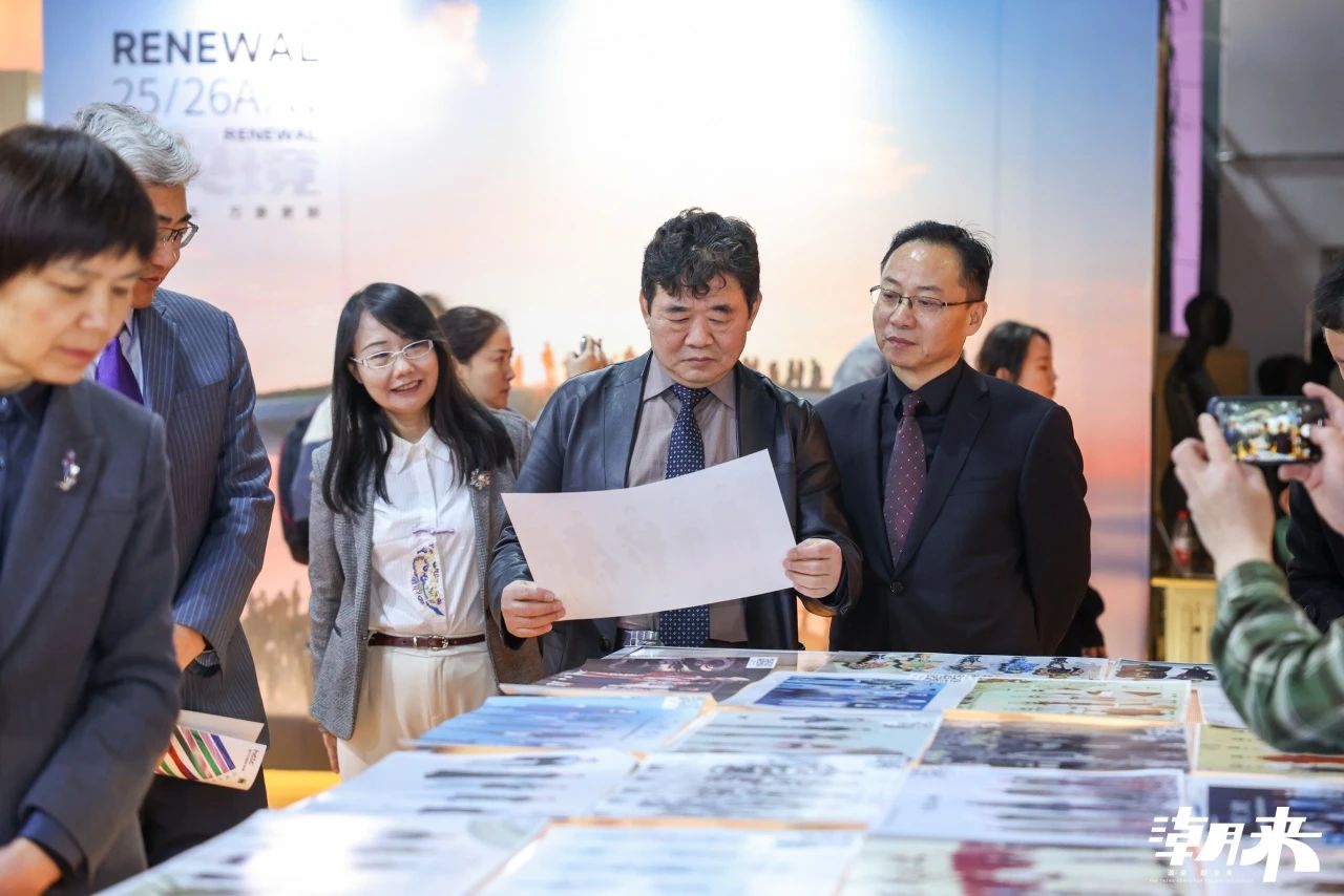 以第二十八屆（2025）&ldquo;真皮標志杯&rdquo;設(shè)計大賽初賽、潮來&middot;必訂&mdash;&mdash;設(shè)計版權(quán)交易會、2025海寧優(yōu)材&middot;新質(zhì)聯(lián)盟聯(lián)合展、潮來課堂分享沙龍等系列活動為支點，&ldquo;海寧時間&rdquo;再一次撬動千億時尚產(chǎn)業(yè)的澎湃動能。