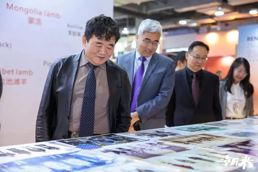 以第二十八屆（2025）&ldquo;真皮標志杯&rdquo;設(shè)計大賽初賽、潮來&middot;必訂&mdash;&mdash;設(shè)計版權(quán)交易會、2025海寧優(yōu)材&middot;新質(zhì)聯(lián)盟聯(lián)合展、潮來課堂分享沙龍等系列活動為支點，&ldquo;海寧時間&rdquo;再一次撬動千億時尚產(chǎn)業(yè)的澎湃動能。