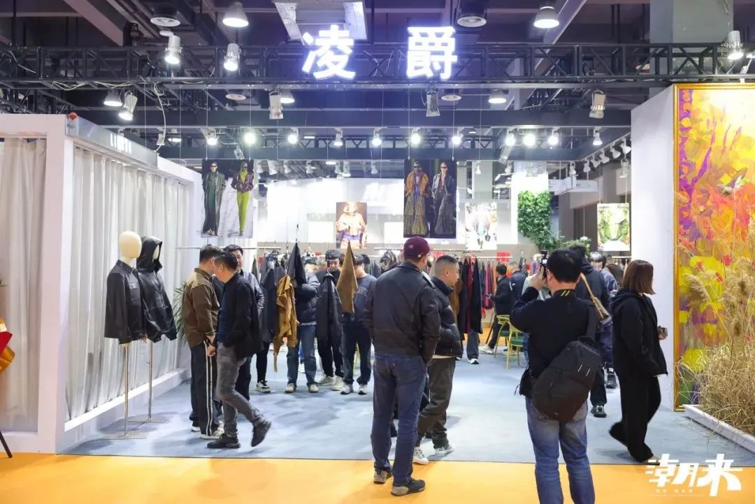 以第二十八屆（2025）&ldquo;真皮標志杯&rdquo;設(shè)計大賽初賽、潮來&middot;必訂&mdash;&mdash;設(shè)計版權(quán)交易會、2025海寧優(yōu)材&middot;新質(zhì)聯(lián)盟聯(lián)合展、潮來課堂分享沙龍等系列活動為支點，&ldquo;海寧時間&rdquo;再一次撬動千億時尚產(chǎn)業(yè)的澎湃動能。