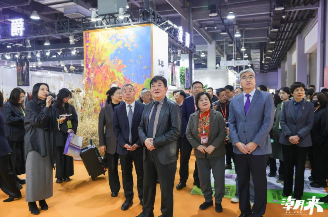 以第二十八屆（2025）&ldquo;真皮標志杯&rdquo;設(shè)計大賽初賽、潮來&middot;必訂&mdash;&mdash;設(shè)計版權(quán)交易會、2025海寧優(yōu)材&middot;新質(zhì)聯(lián)盟聯(lián)合展、潮來課堂分享沙龍等系列活動為支點，&ldquo;海寧時間&rdquo;再一次撬動千億時尚產(chǎn)業(yè)的澎湃動能。