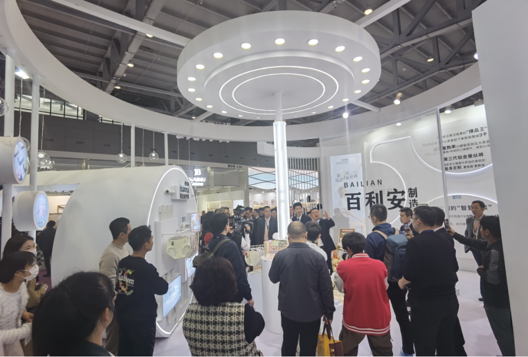 向上生長對抗行業(yè)內(nèi)卷！櫻姿娜于潮汕服博會發(fā)布第三代鉑金蠶絲褲