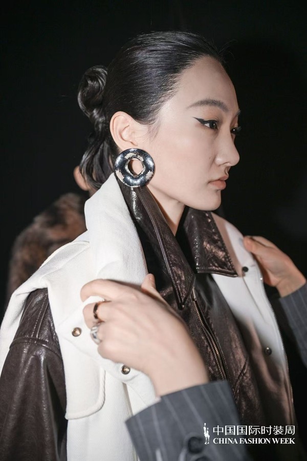 胡瑩瑩的精神內(nèi)核&ldquo;ARTEMIS&middot;自由悅己&rdquo;  設(shè)計(jì)師品牌Y2FREEDOM秋冬系列北京綻放