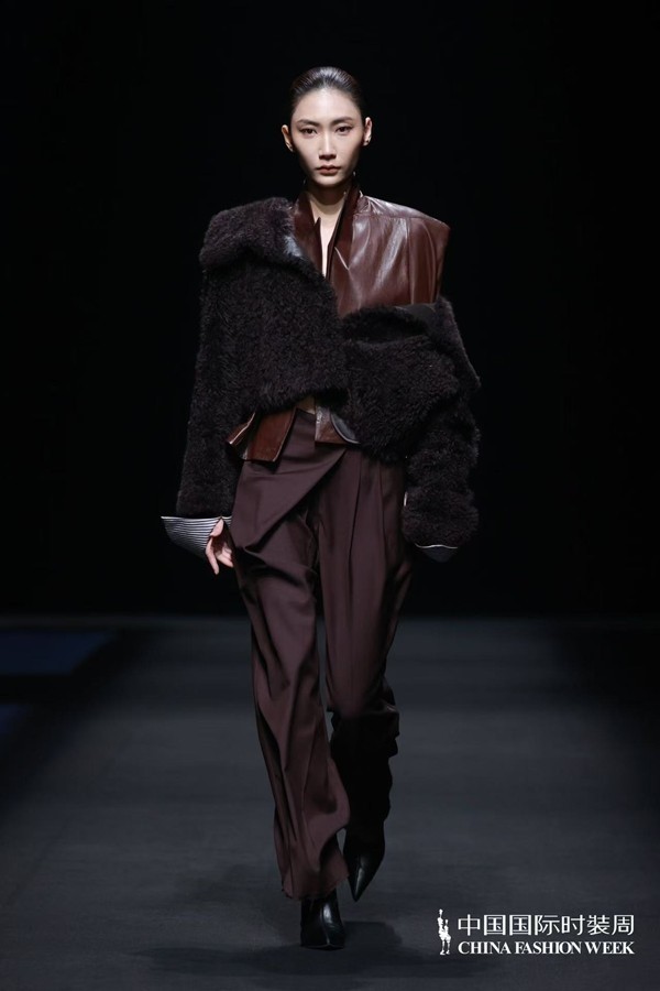 胡瑩瑩的精神內(nèi)核&ldquo;ARTEMIS&middot;自由悅己&rdquo;  設(shè)計(jì)師品牌Y2FREEDOM秋冬系列北京綻放