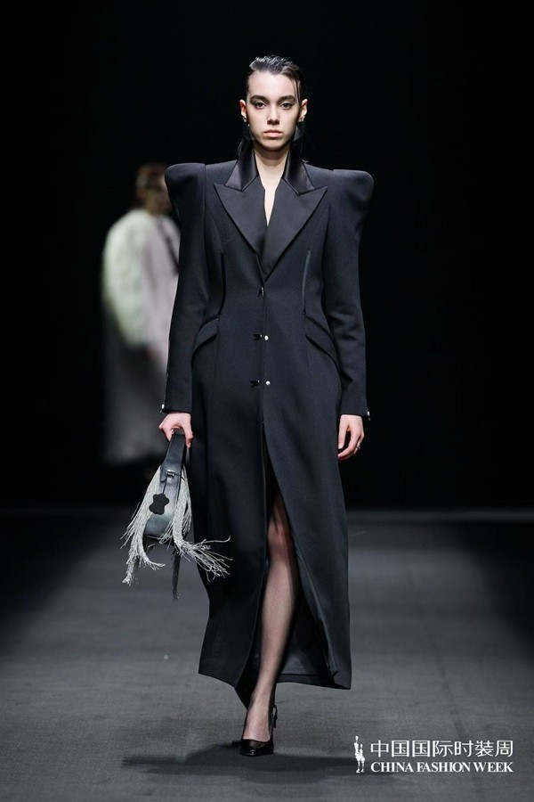 胡瑩瑩的精神內(nèi)核&ldquo;ARTEMIS&middot;自由悅己&rdquo;  設(shè)計(jì)師品牌Y2FREEDOM秋冬系列北京綻放