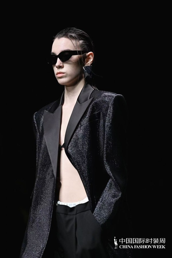 胡瑩瑩的精神內(nèi)核&ldquo;ARTEMIS&middot;自由悅己&rdquo;  設(shè)計(jì)師品牌Y2FREEDOM秋冬系列北京綻放