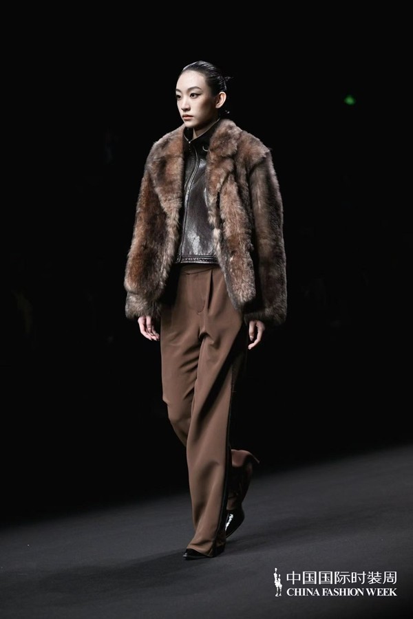 胡瑩瑩的精神內(nèi)核&ldquo;ARTEMIS&middot;自由悅己&rdquo;  設(shè)計(jì)師品牌Y2FREEDOM秋冬系列北京綻放