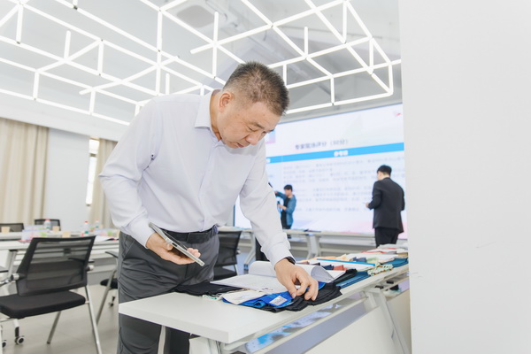 挖掘創(chuàng)新人才，激發(fā)產(chǎn)業(yè)活力！&ldquo;第十屆（2025年）十佳紡織面料設(shè)計(jì)師及培養(yǎng)先進(jìn)單位評(píng)選&rdquo;評(píng)審會(huì)于柯橋舉行