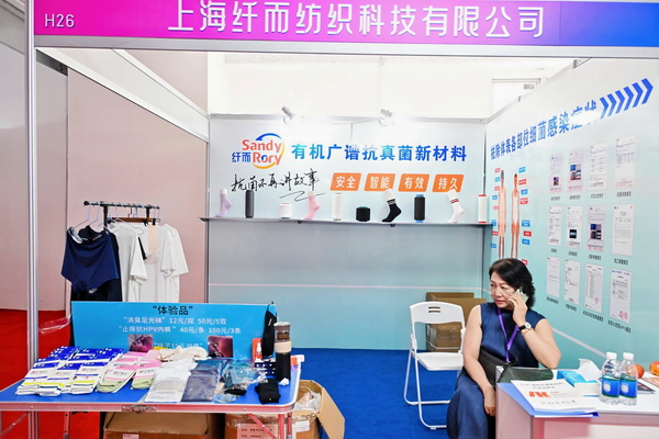 71K 有 機(jī) 廣 譜 抗 菌材 料 ， 是 將 抗 菌 母 粒 與 普 通 尼 龍 母 粒 熔融 后 ， 在 生 產(chǎn) 時(shí) 形 成 不 同 濃 度 的 長 絲 或短 纖 ， 按 不 同 需 求 比 例,將 其 混 紡 或 直 接噴 絲,應(yīng) 用 在 針 織 、 梭 織 或 無 紡 布 等 貼 膚 類 產(chǎn) 品 中,起 到滅菌、防霉、消 臭 的 效 果，71K不含銀、銅、鋅、鉛、鋇等重 金 屬 和 納 米 級(jí) 材料，屬 有 機(jī)(高分子化合物)&ldquo;非溶出型&rdquo;的安 全 抗 菌 材 料。