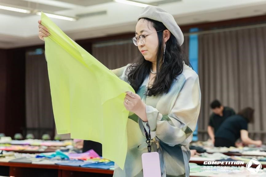 2800款面料&ldquo;綠動時尚&rdquo;，2025第八屆中國生態(tài)環(huán)保面料設(shè)計大賽評審會在盛澤舉辦！