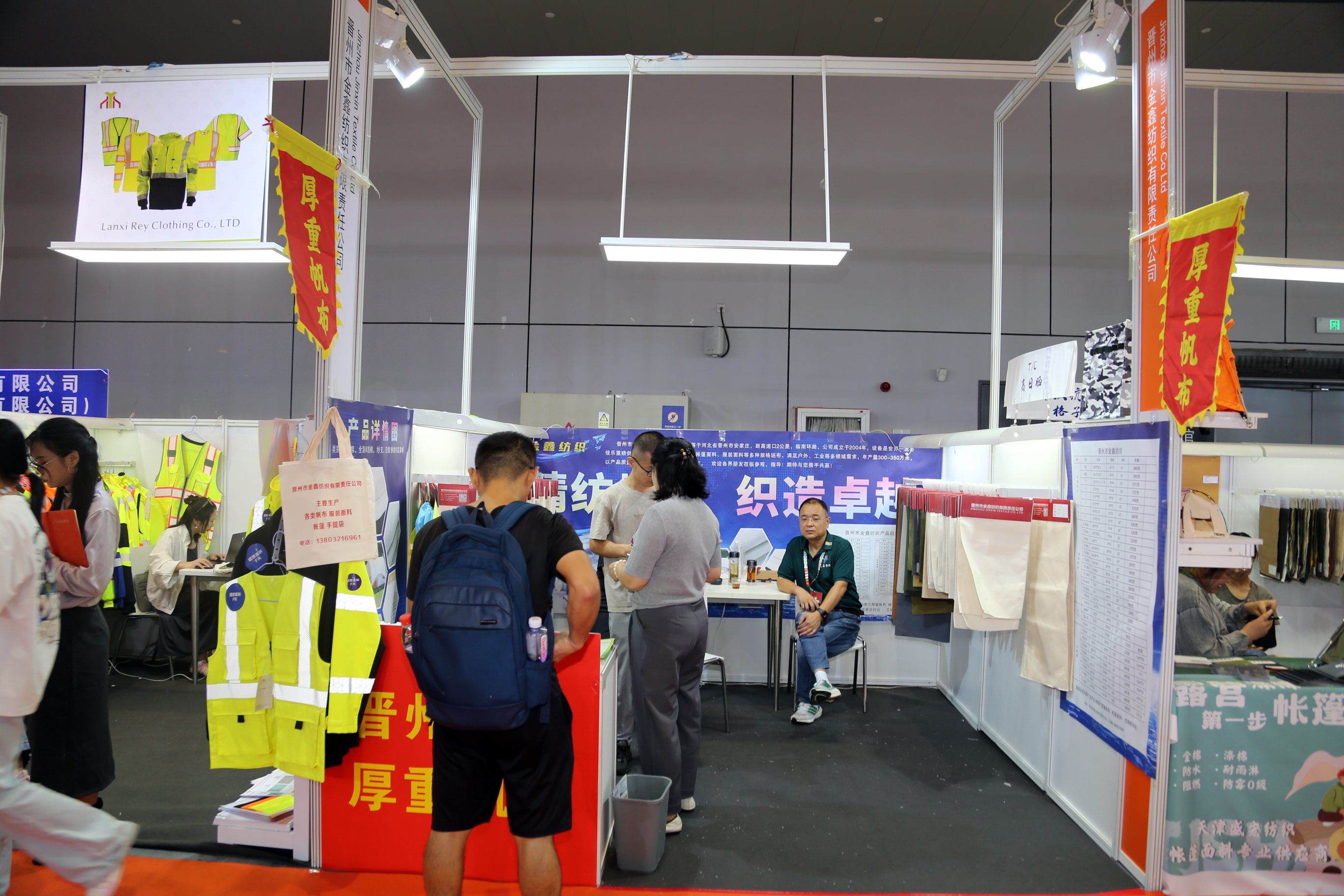 40余家石家莊紡服企業(yè)齊聚滬上，成為中紡聯(lián)秋季聯(lián)展上靚麗的風景線