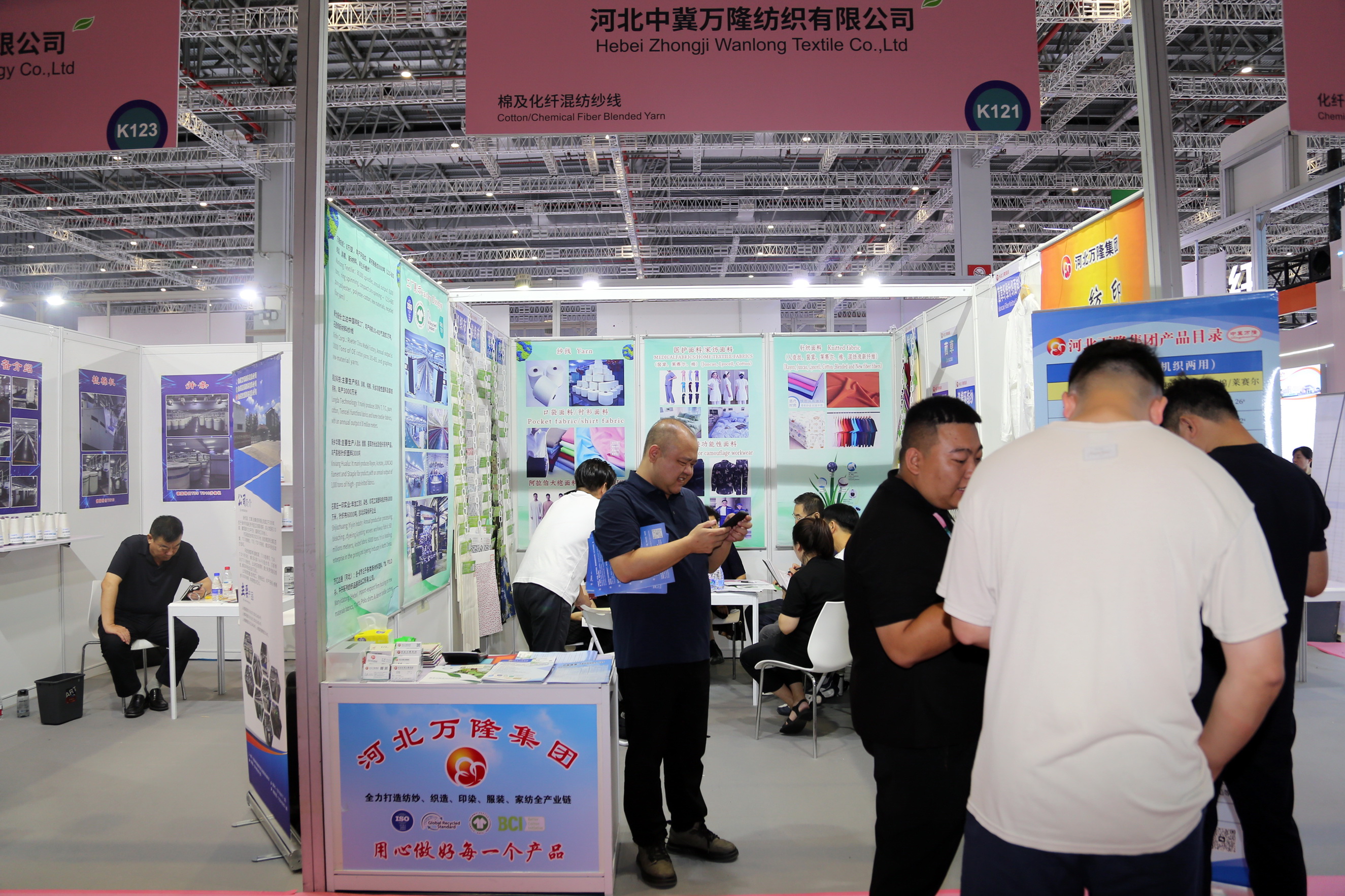 40余家石家莊紡服企業(yè)齊聚滬上，成為中紡聯(lián)秋季聯(lián)展上靚麗的風景線